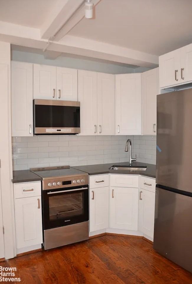 304 W 41st St #907A - Photo 2 of 8
