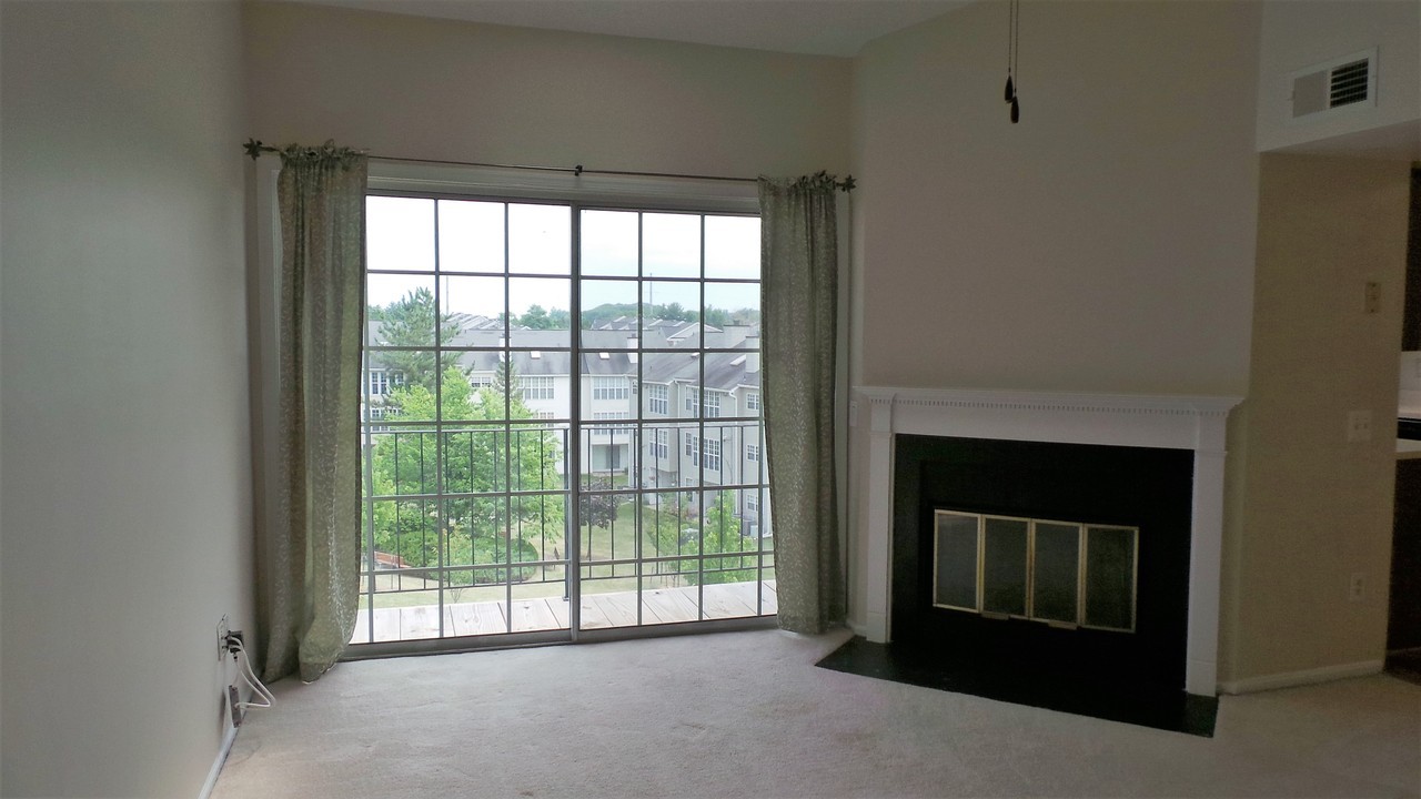 121 Fort Evans Rd Se #F - Photo 3 of 19