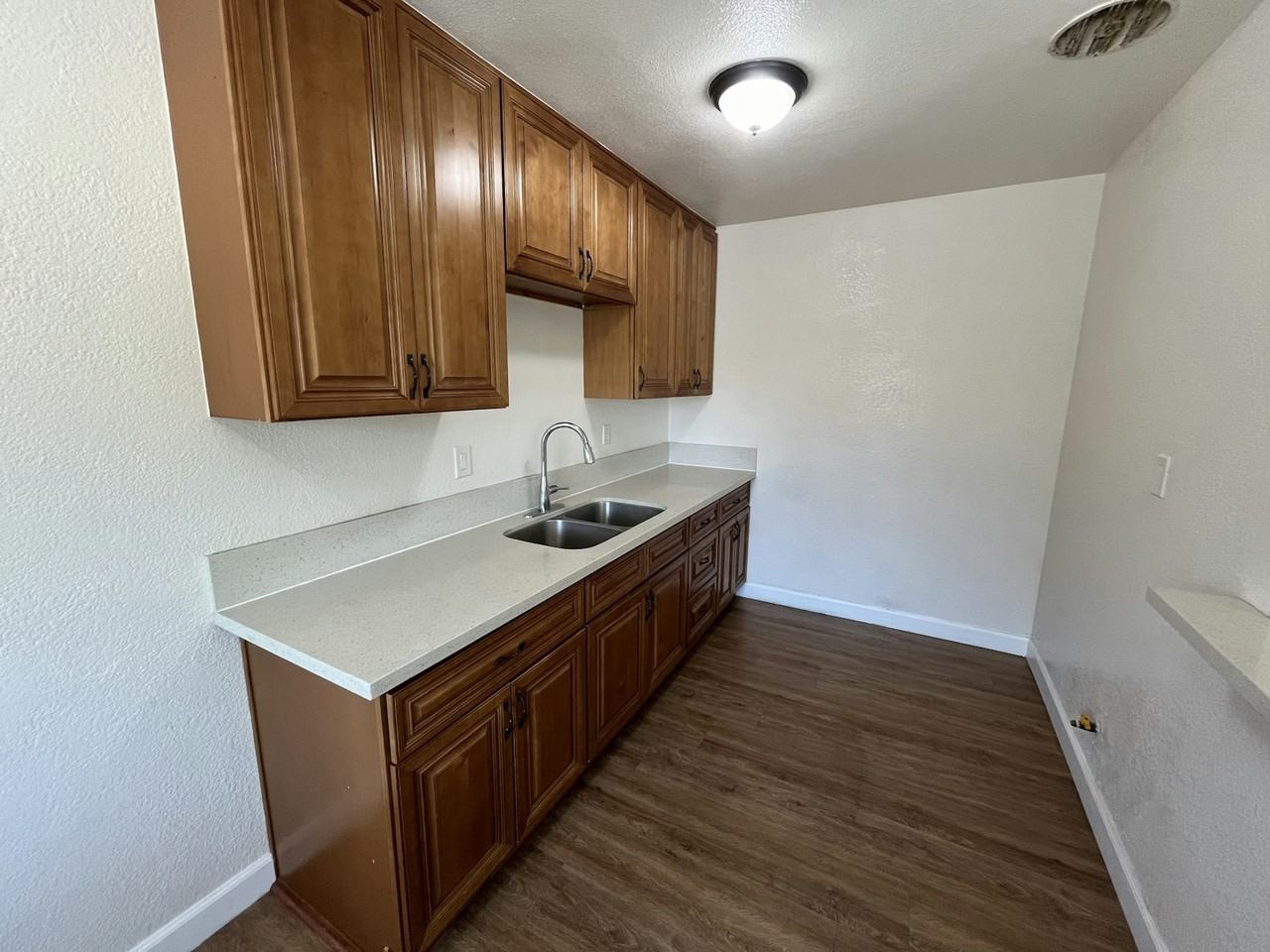 1050 Wallgreen St - Photo 2 of 16