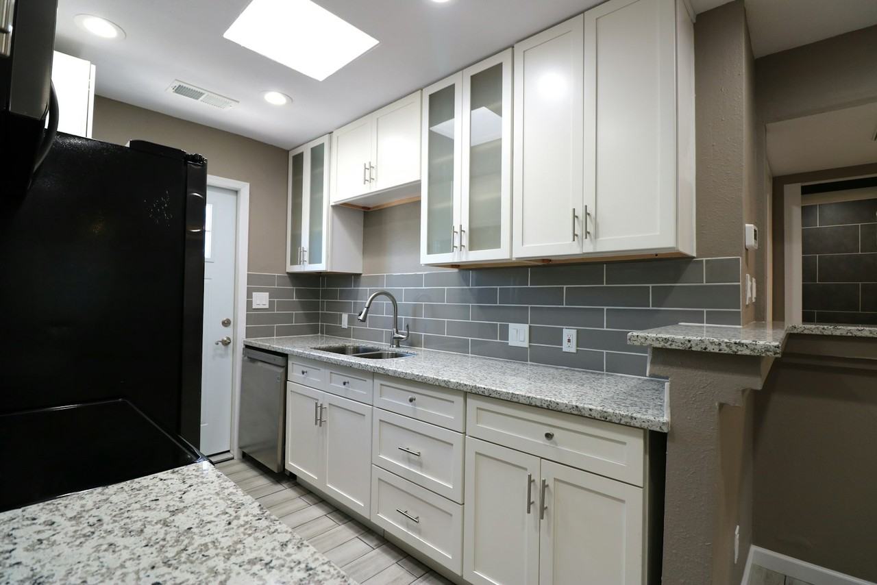 101 North Oak Street, Unit #D - Photo 2 of 30