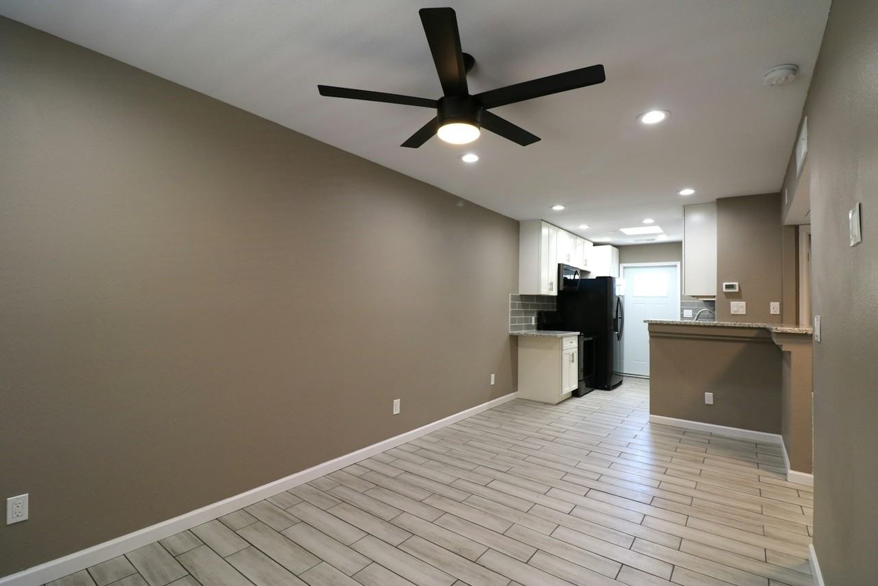101 North Oak Street, Unit #D - Photo 3 of 30
