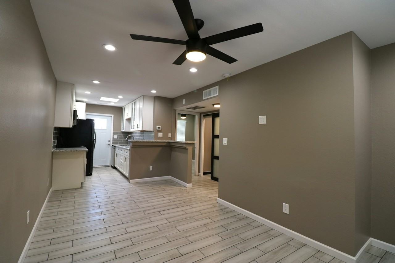101 North Oak Street, Unit #D - Photo 4 of 30