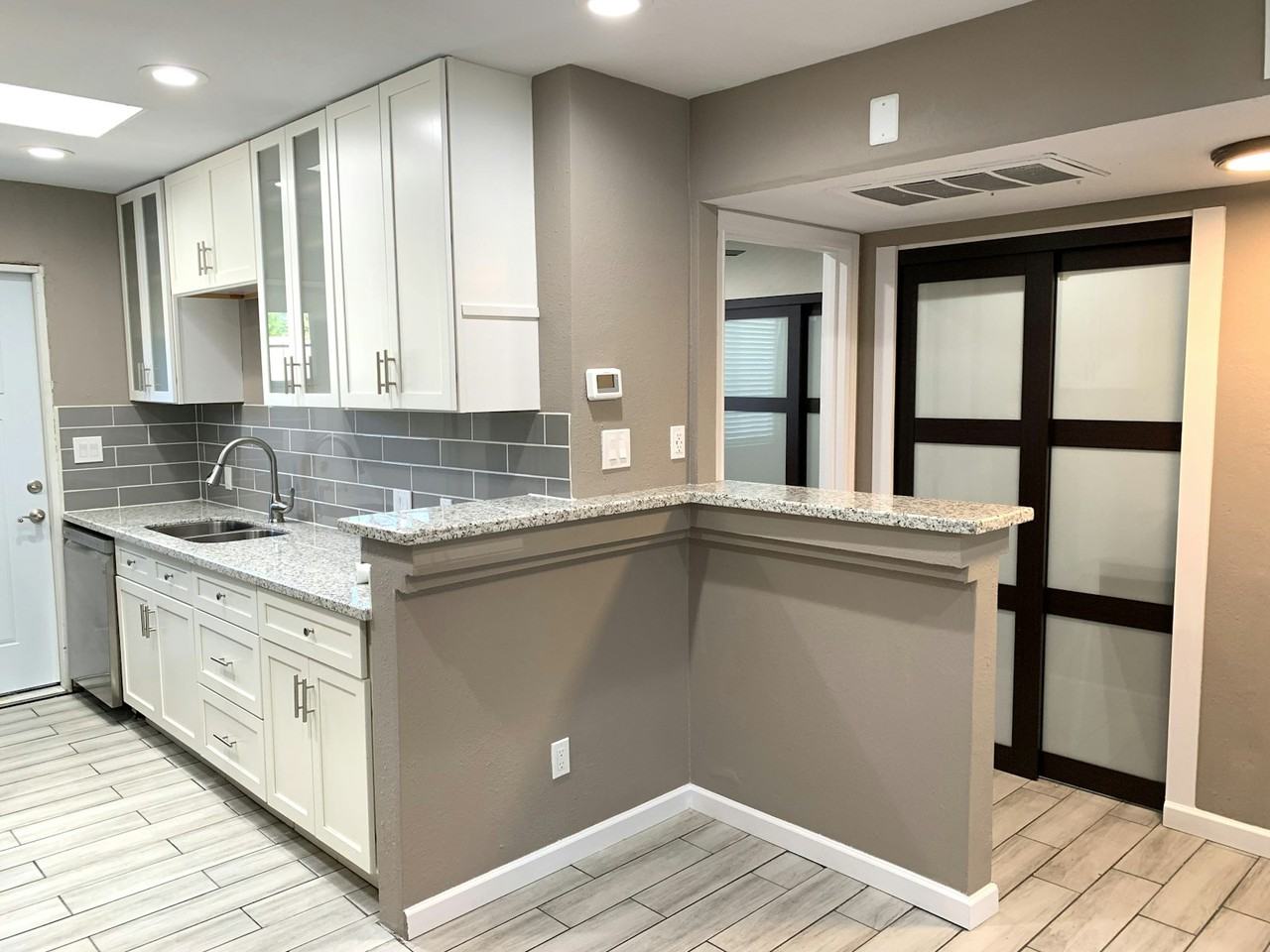 101 North Oak Street, Unit #D - Photo 5 of 30