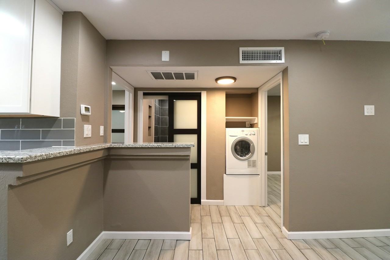 101 North Oak Street, Unit #D - Photo 6 of 30