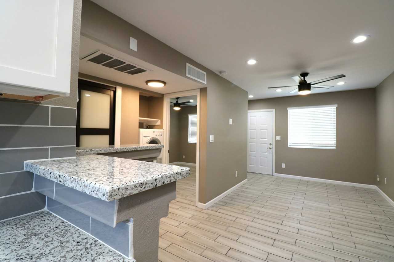 101 North Oak Street, Unit #D - Photo 7 of 30