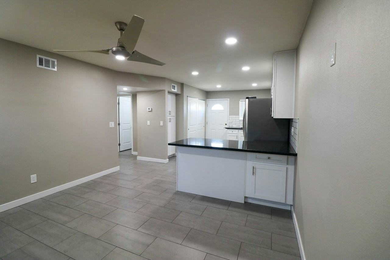 5 North Naco Way, Unit 2 - Photo 3 of 16