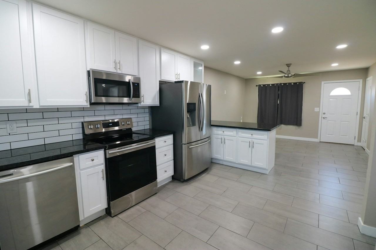 5 North Naco Way, Unit 2 - Photo 4 of 16