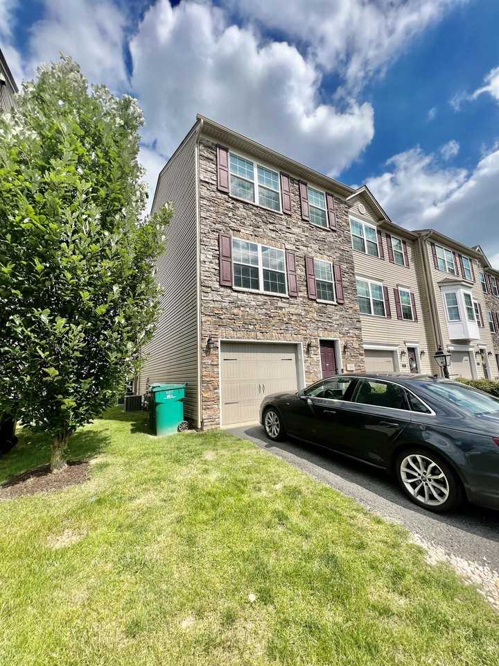 40 Barrington Ct #1 - Photo 2 of 44