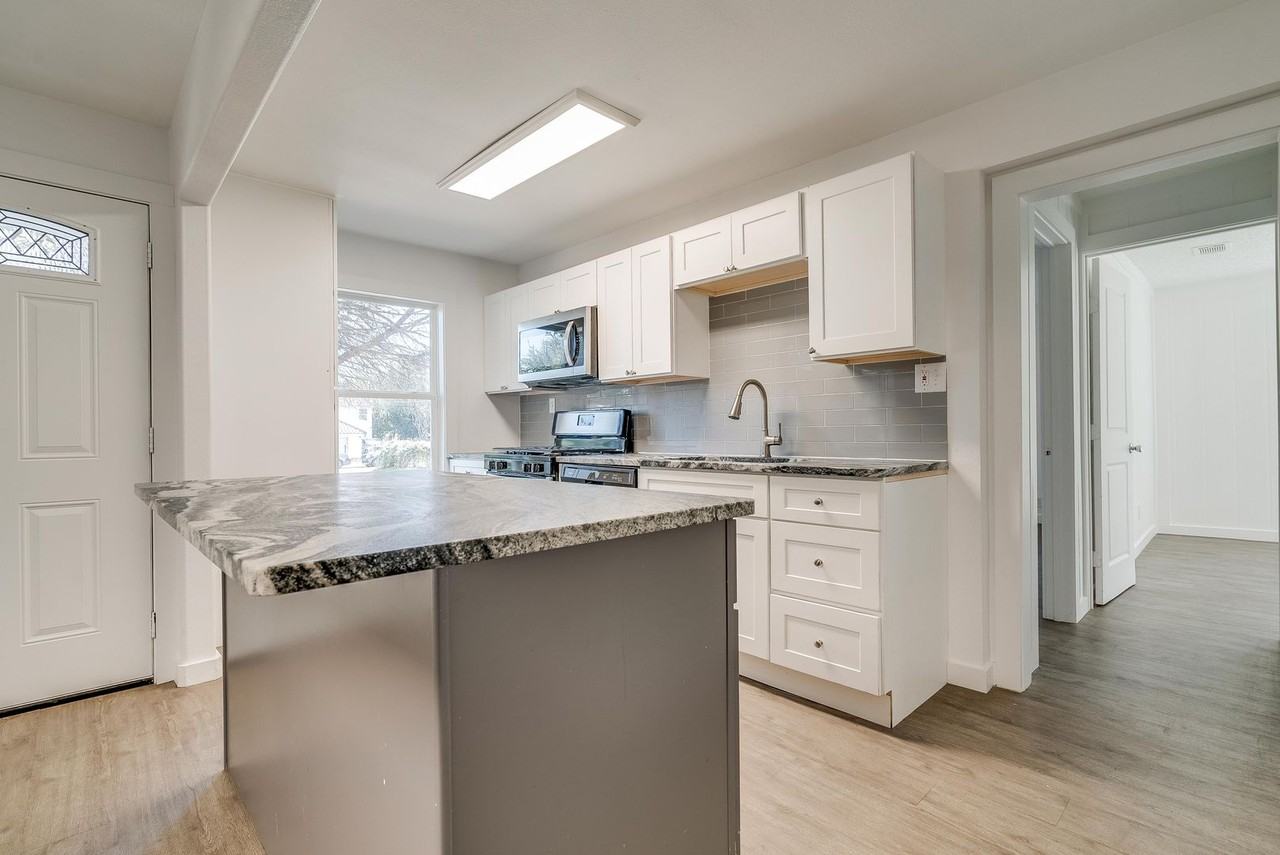 311 Byron St - Photo 3 of 29
