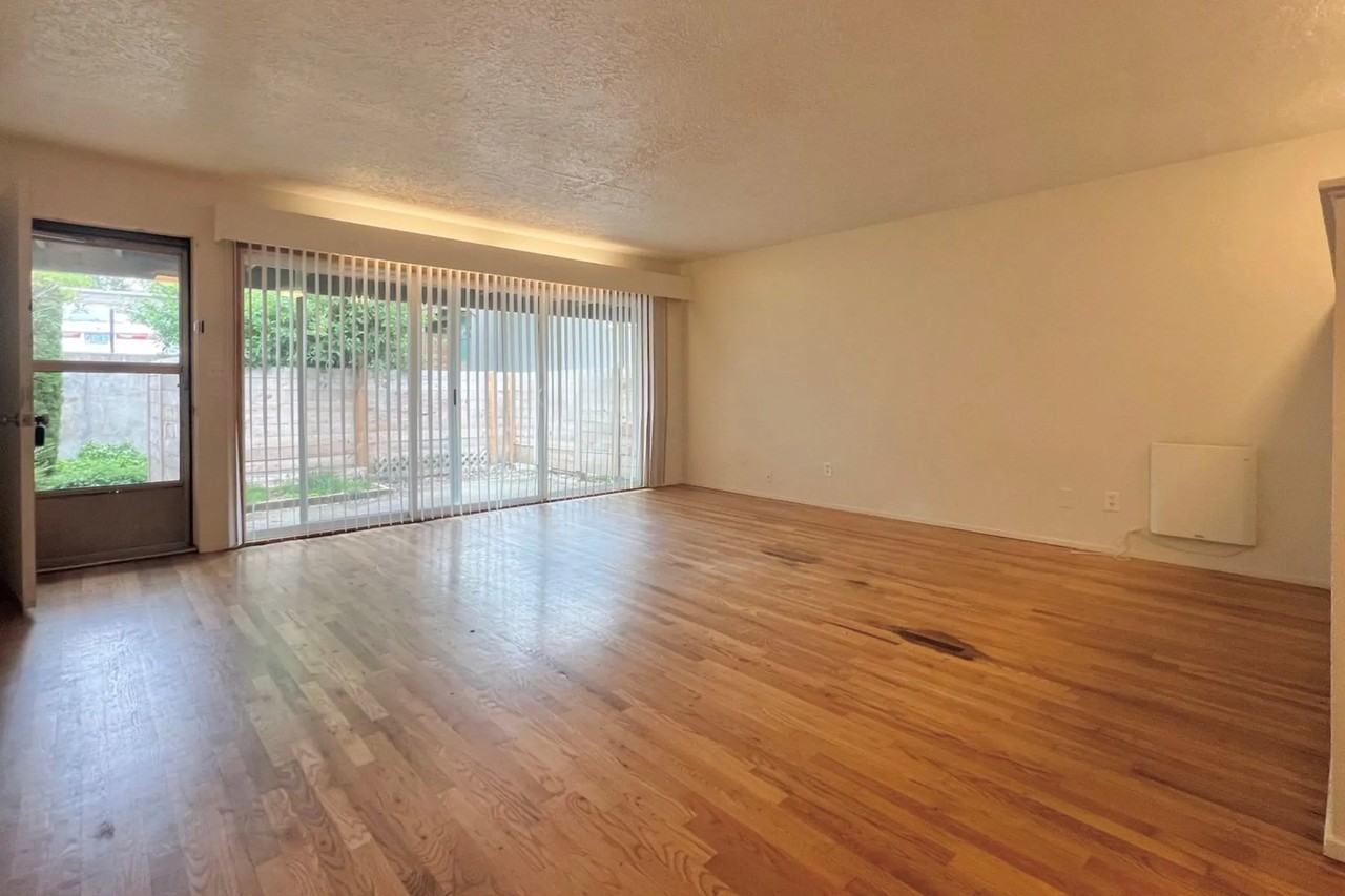 25B Se 73rd Ave Apt B - Photo 2 of 10