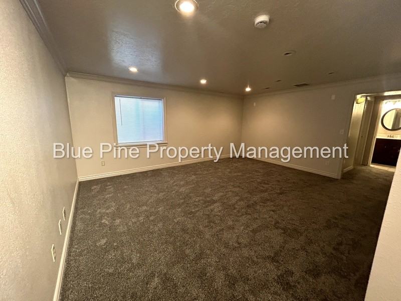 648 E Poplar St - Photo 4 of 18