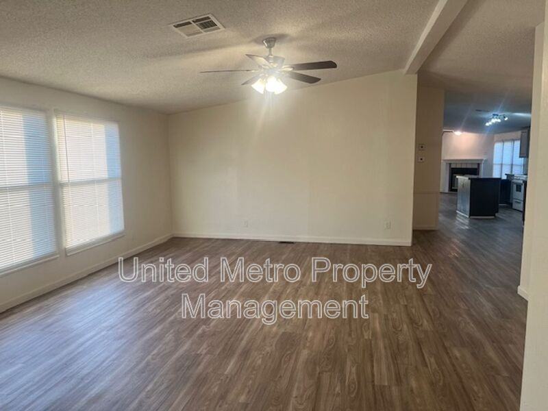 355 N Ambassador Rd - Photo 3 of 29