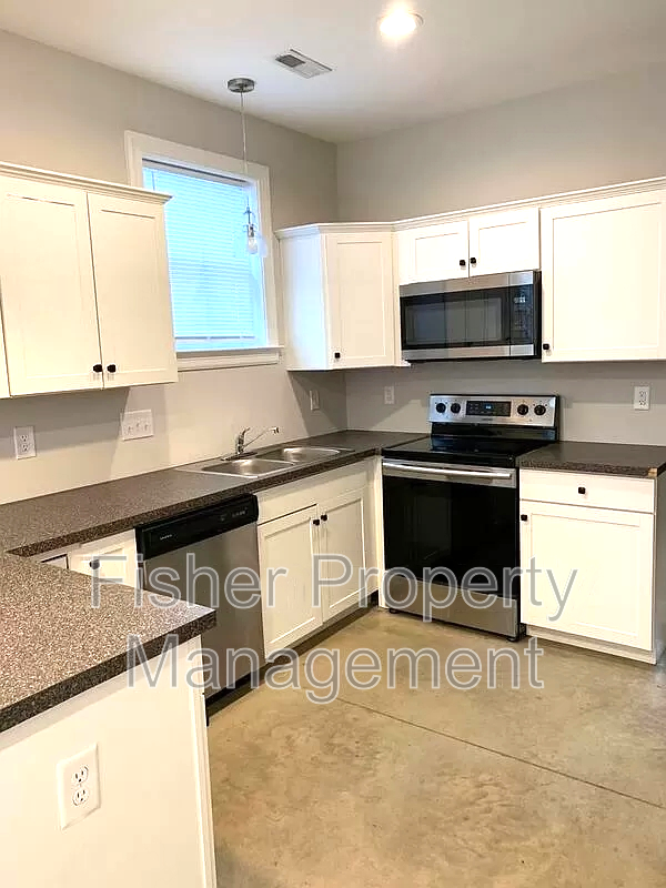 1415 Spotsylvania St - Photo 4 of 16