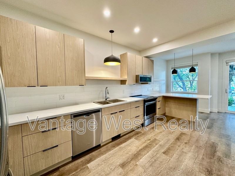 2565 Hebert Rd - Photo 3 of 31