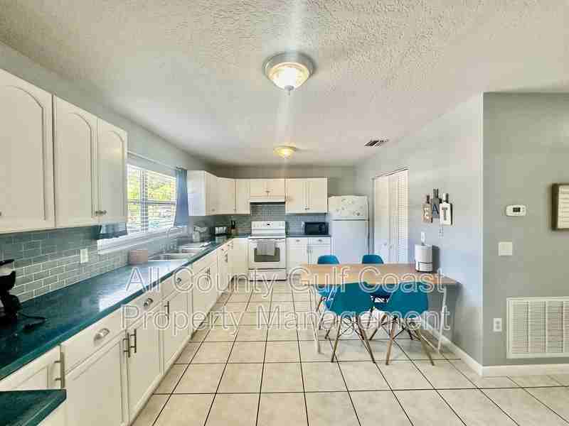 515 15th Ave W - Photo 3 of 9