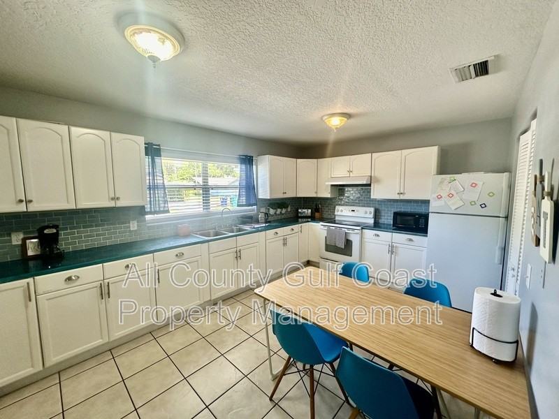 515 15th Ave W - Photo 4 of 9