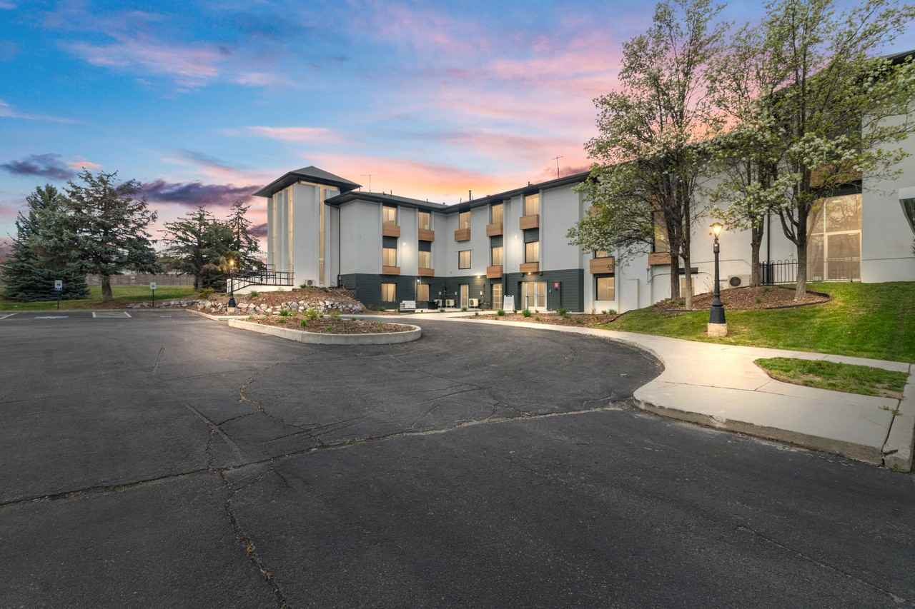 404 Es - Photo 2 of 50