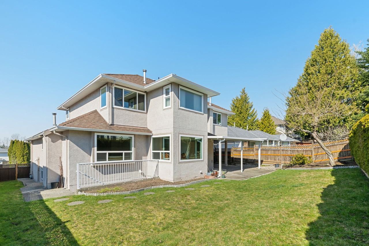 8118 153A Street #Main - Photo 3 of 33