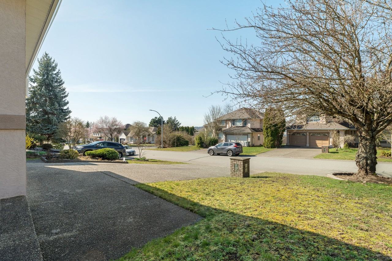 8118 153A Street #Main - Photo 6 of 33