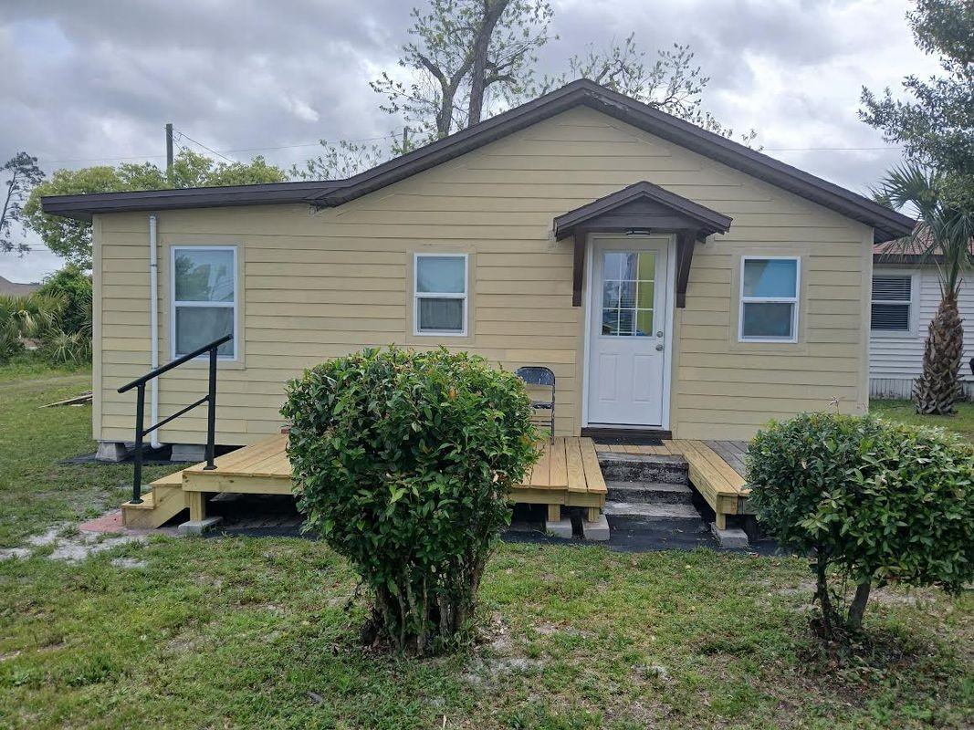 319 1/2 E 11th St - Photo 3 of 15