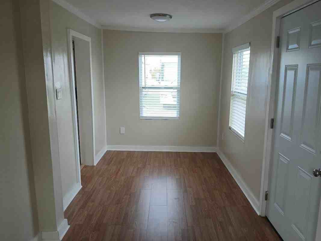 319 1/2 E 11th St - Photo 5 of 15