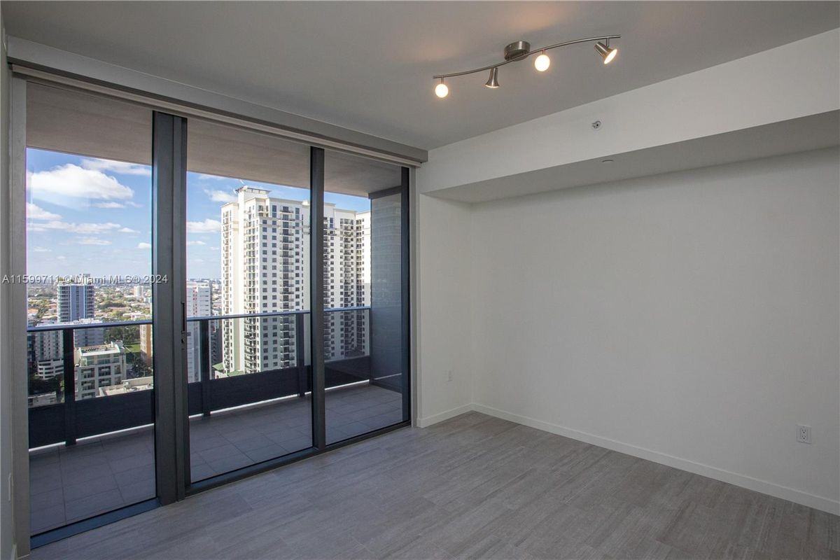 1000 Brickell Plz - Photo 2 of 3