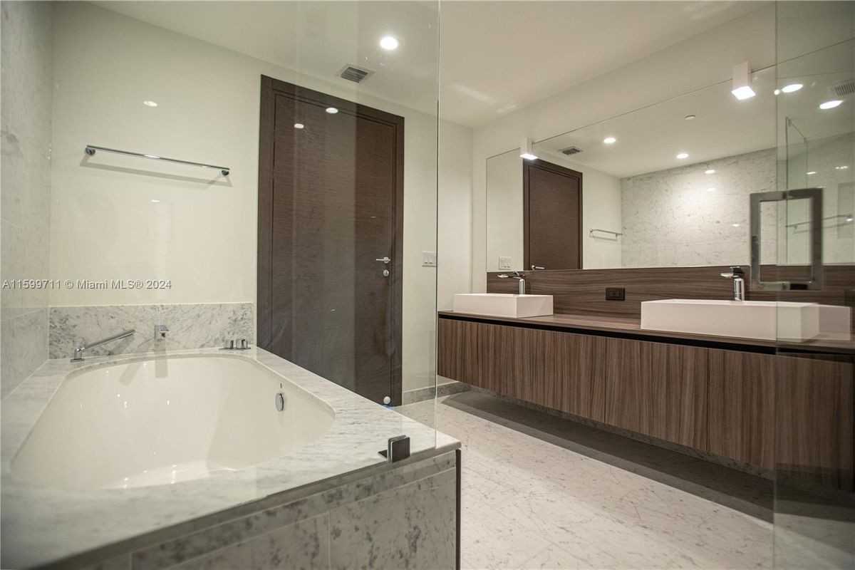 1000 Brickell Plz - Photo 3 of 3