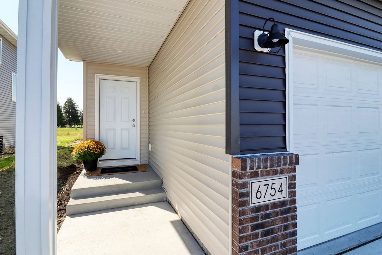 6754 72nd Ave S - Photo 3 of 48