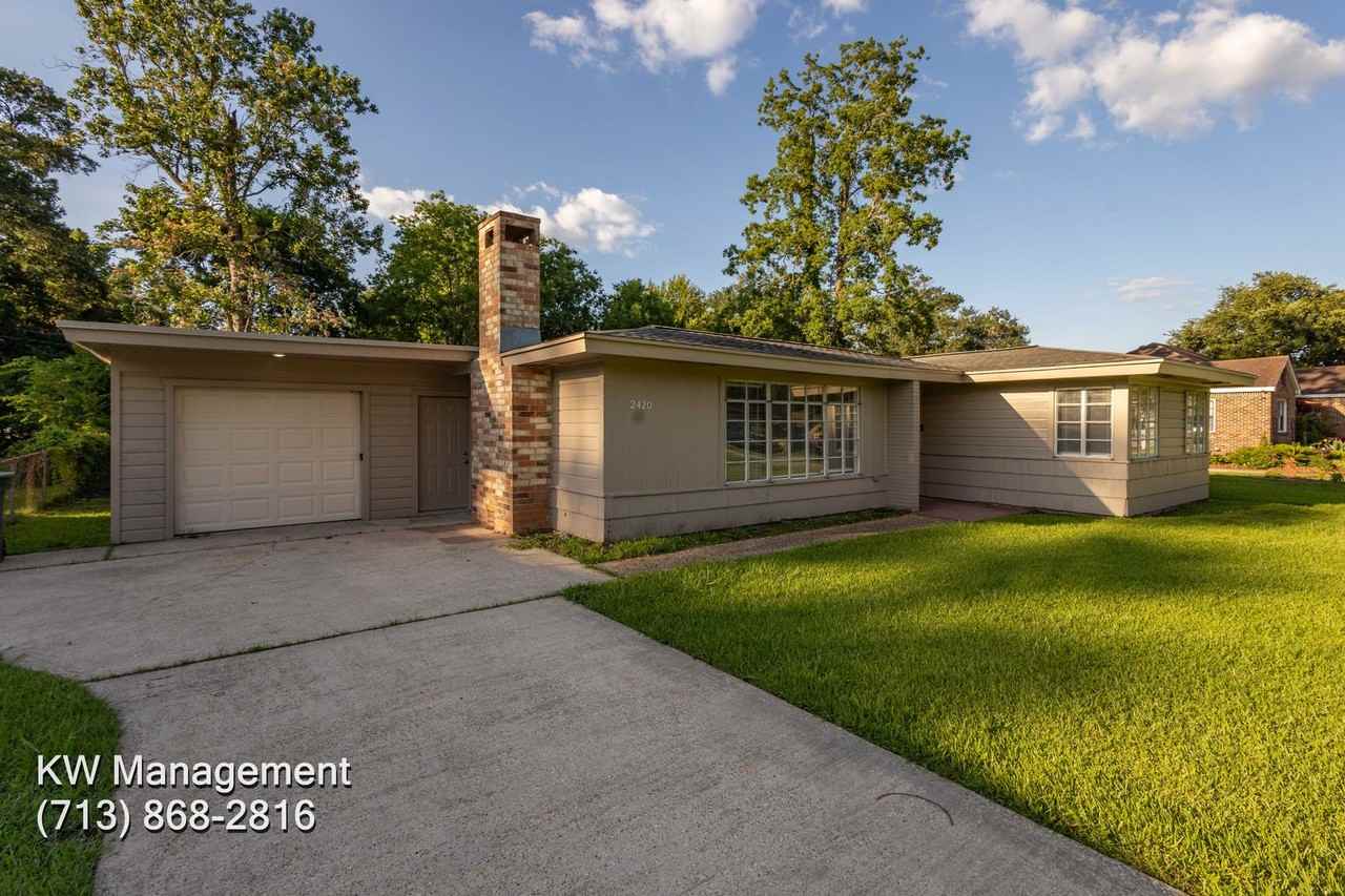 2420 Louisiana St - Photo 2 of 32