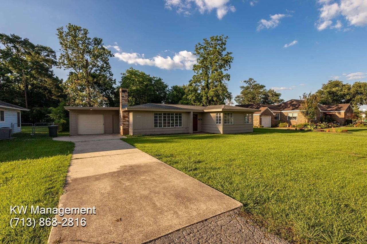 2420 Louisiana St - Photo 3 of 32