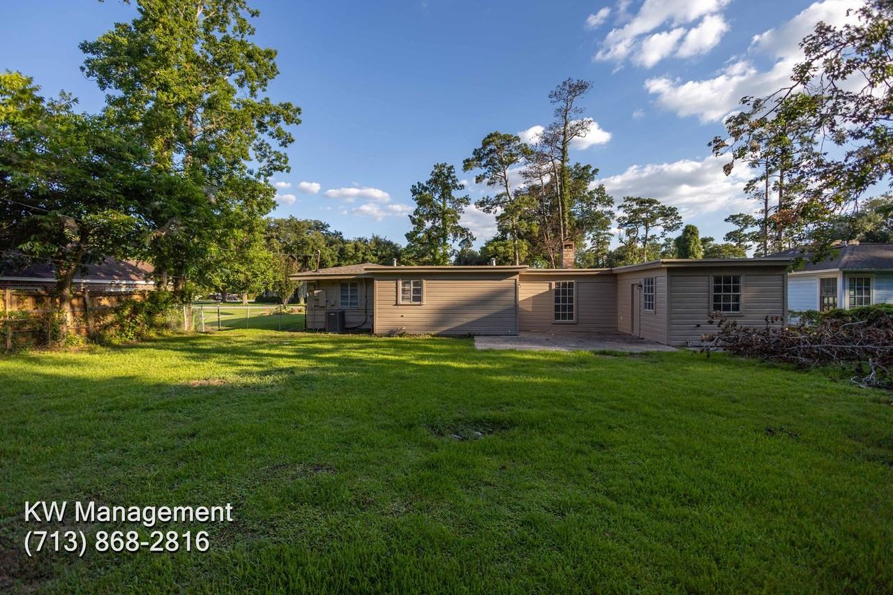 2420 Louisiana St - Photo 4 of 32
