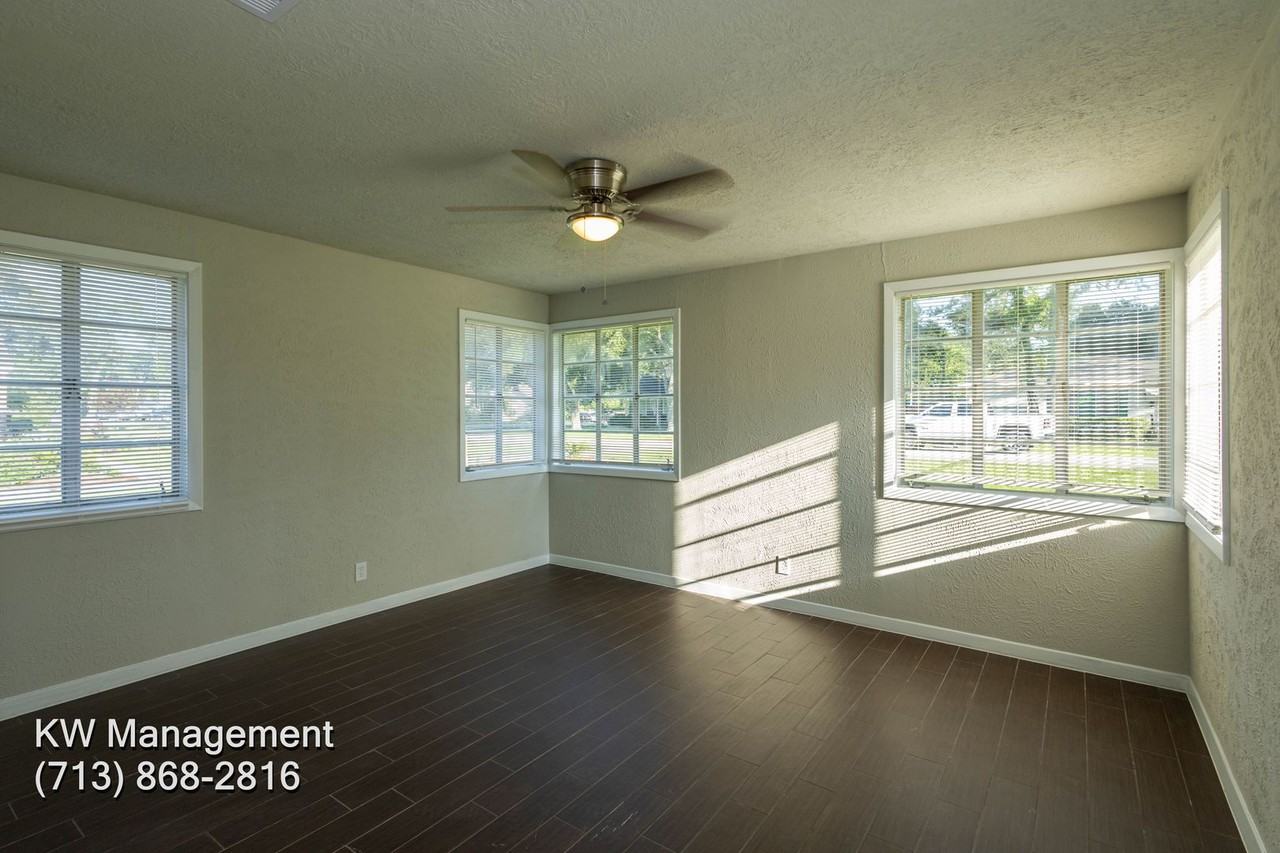2420 Louisiana St - Photo 5 of 32