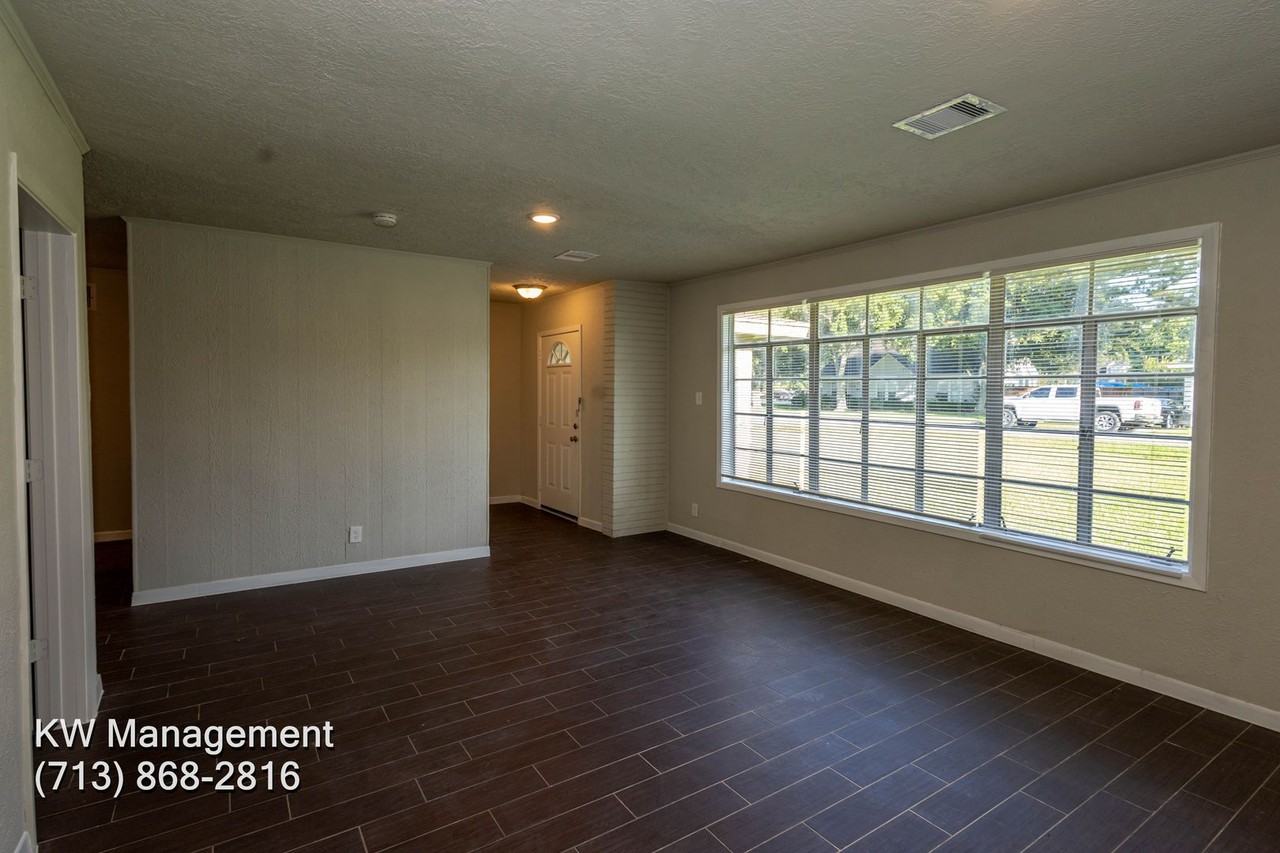 2420 Louisiana St - Photo 6 of 32