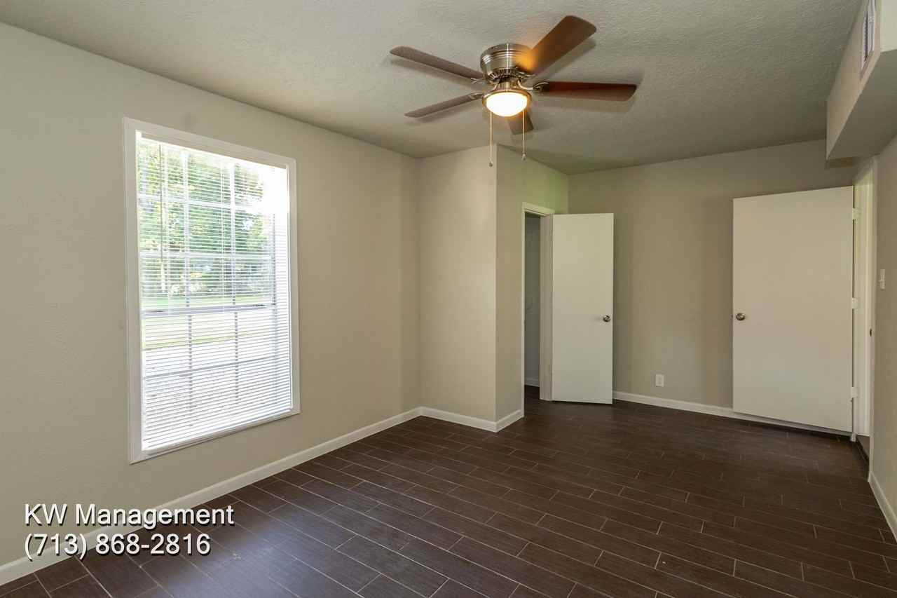 2420 Louisiana St - Photo 7 of 32