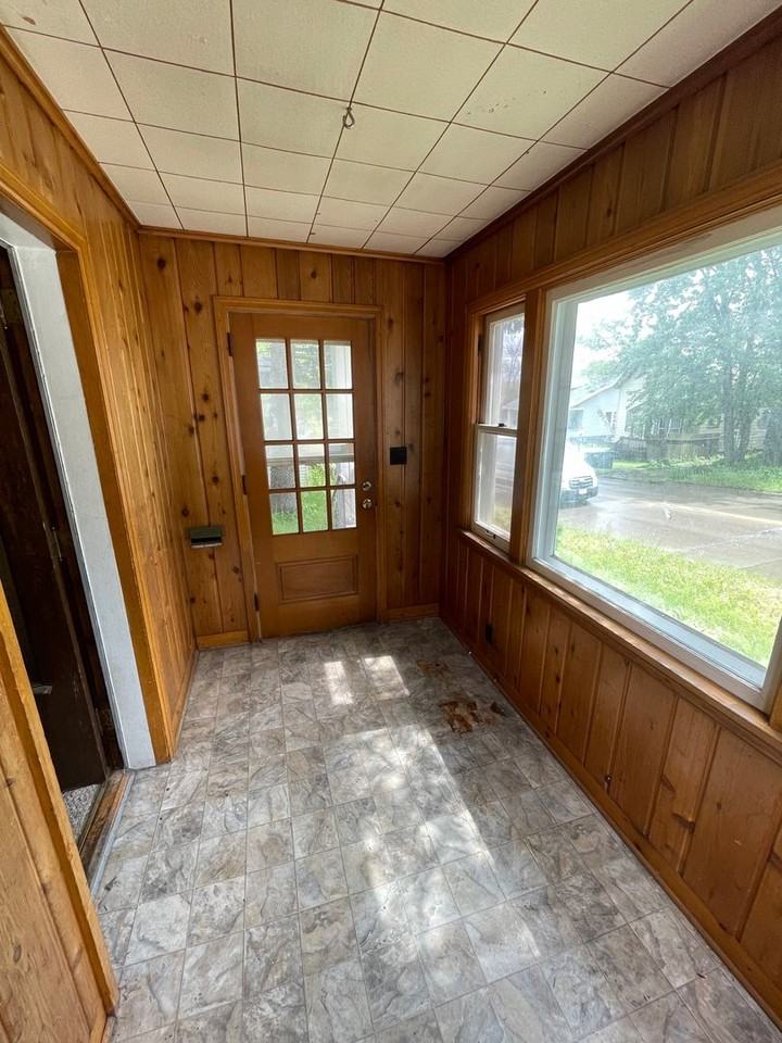 714 N 24th Ave W - Photo 2 of 21