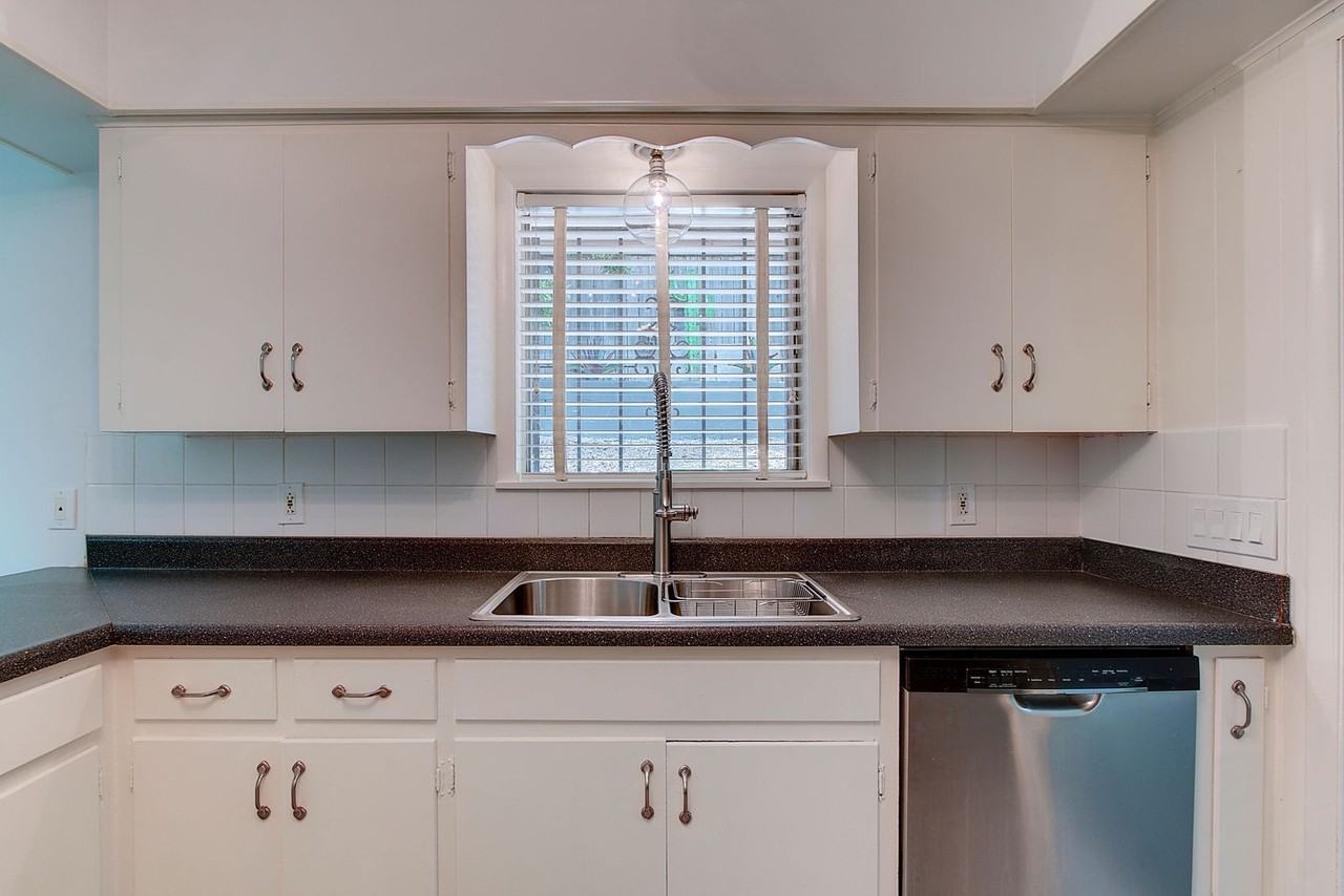 1304 Loma Dr - Photo 5 of 25