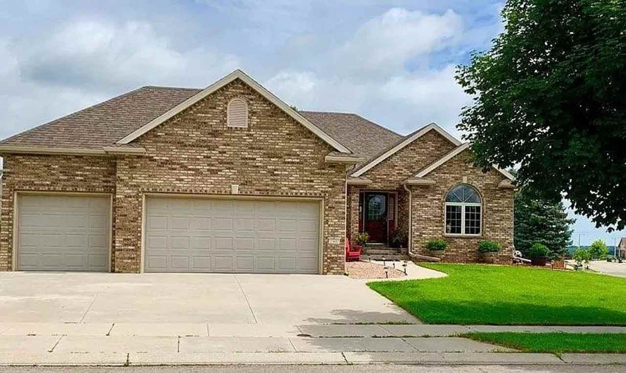 2397 Jade Place Northeast - Photo 2 of 14