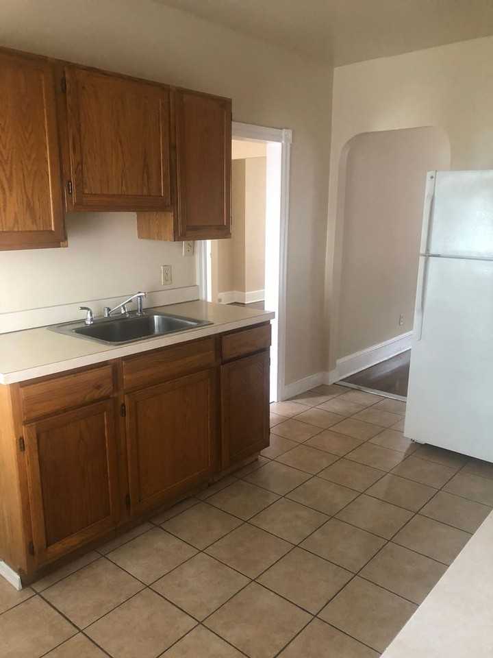 705 W 26th St - Photo 3 of 16