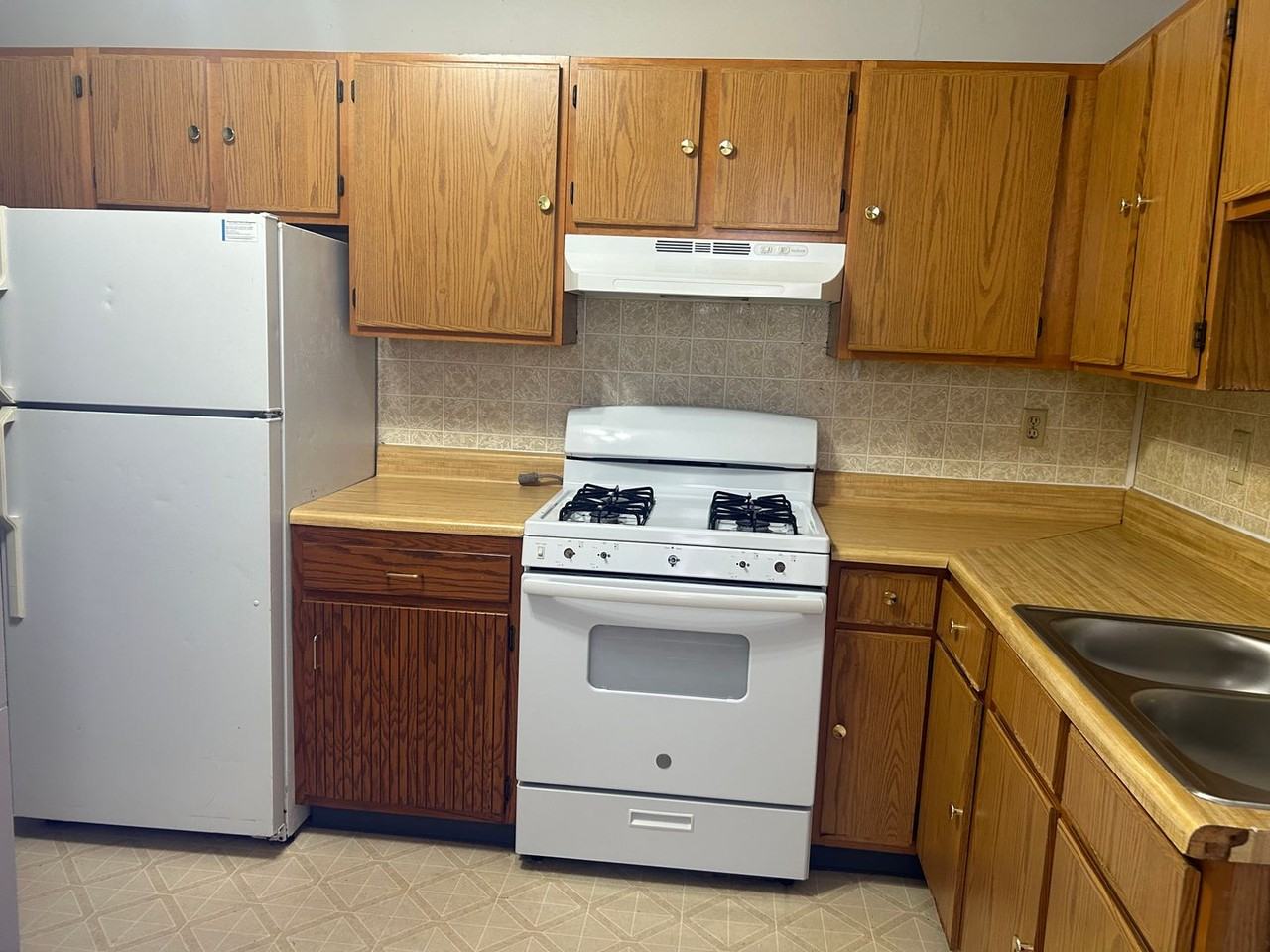 252 E. Walnut St. - Photo 2 of 23