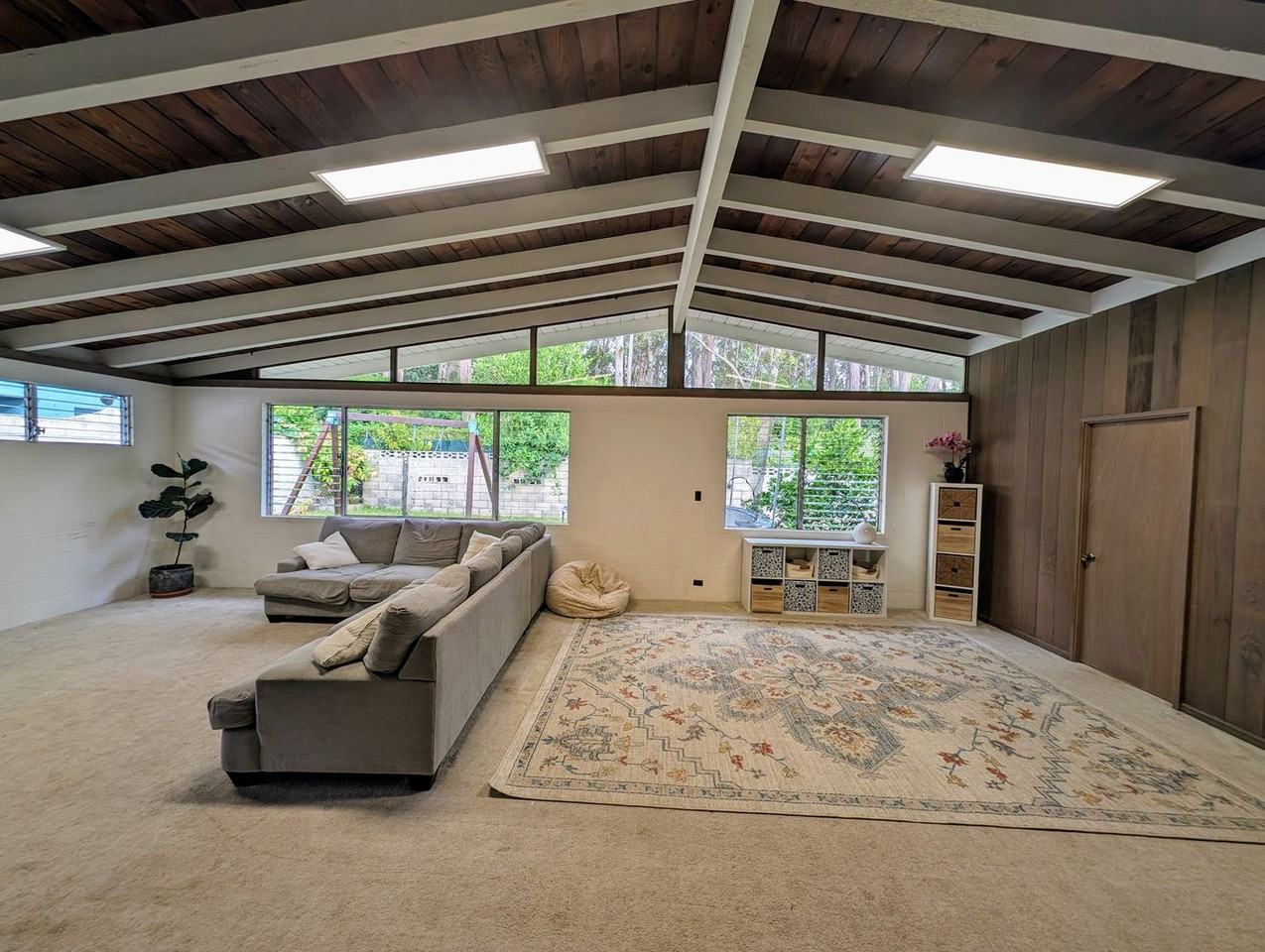 2567 California Ave - Photo 2 of 25