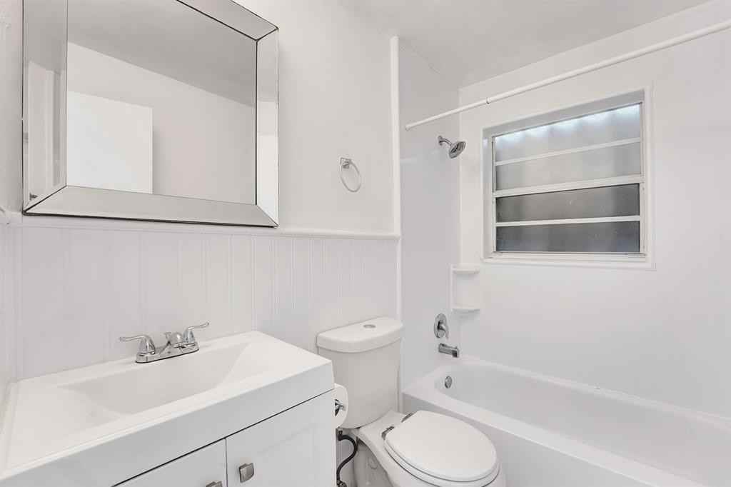 513 Northwest 2nd Way - Photo 3 of 10