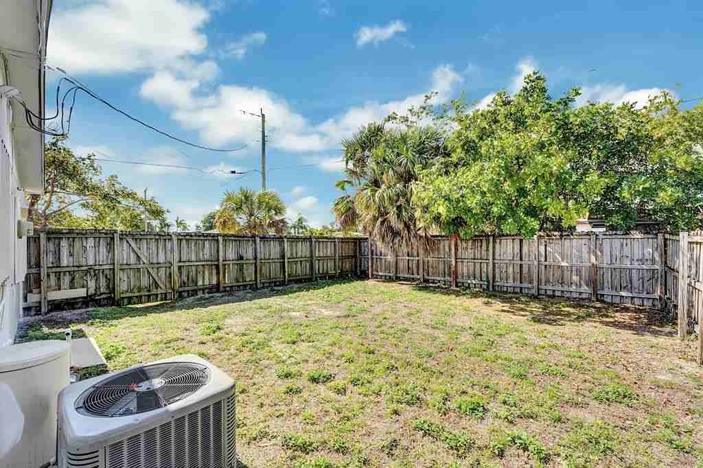 513 Northwest 2nd Way - Photo 2 of 10