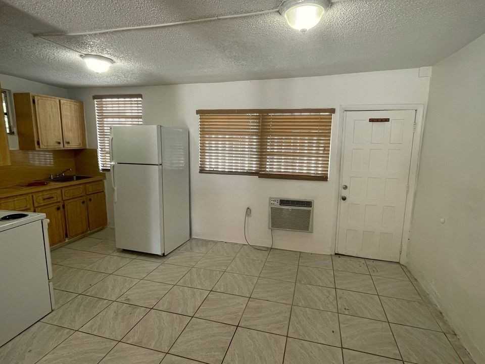 1445 Nw 16th Ave - Photo 2 of 5