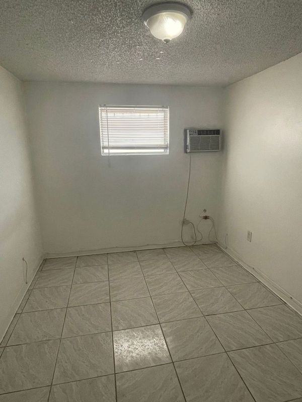 1445 Nw 16th Ave - Photo 3 of 5