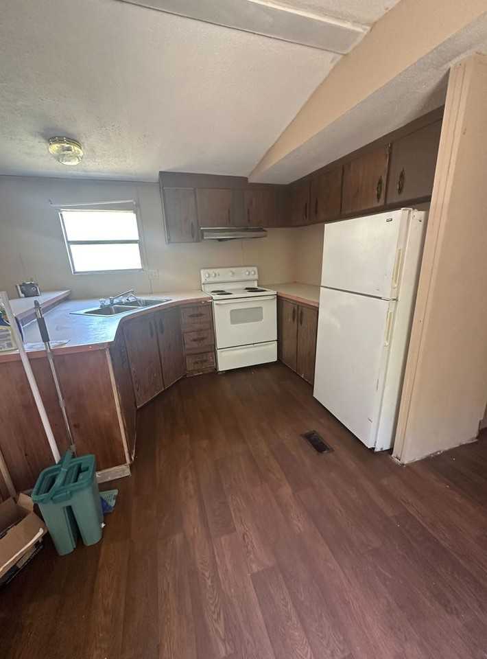 112 Chantilly Rd - Photo 2 of 5