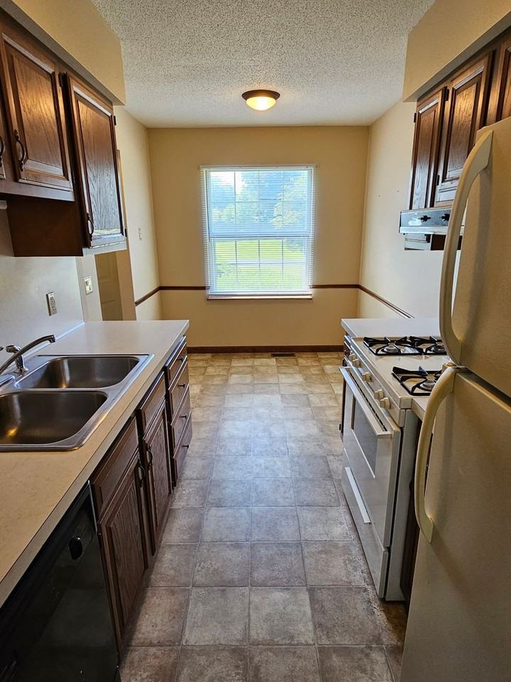 5 Augusta Dr #5 - Photo 7 of 13