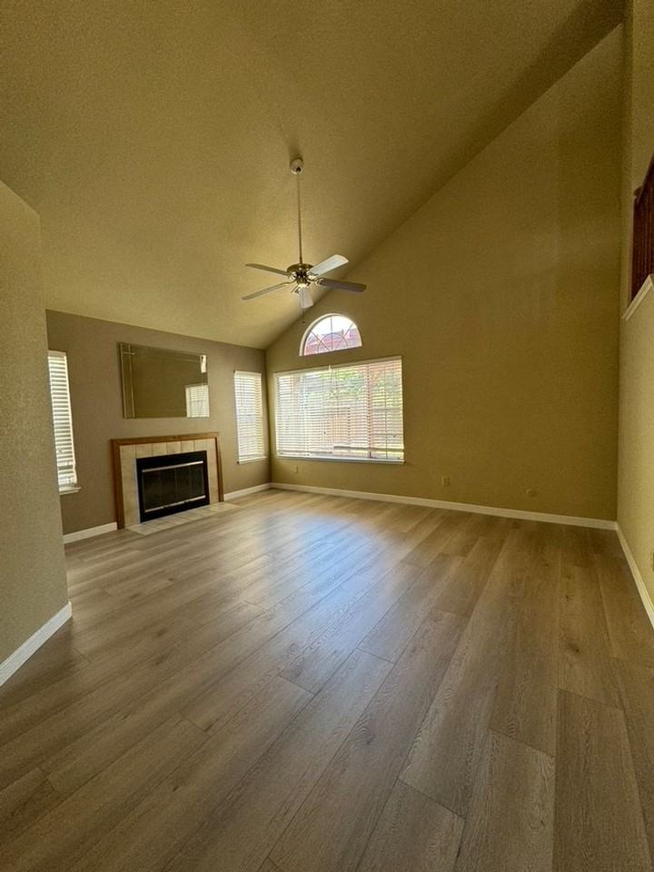 1820 Bayberry Ln - Photo 3 of 15