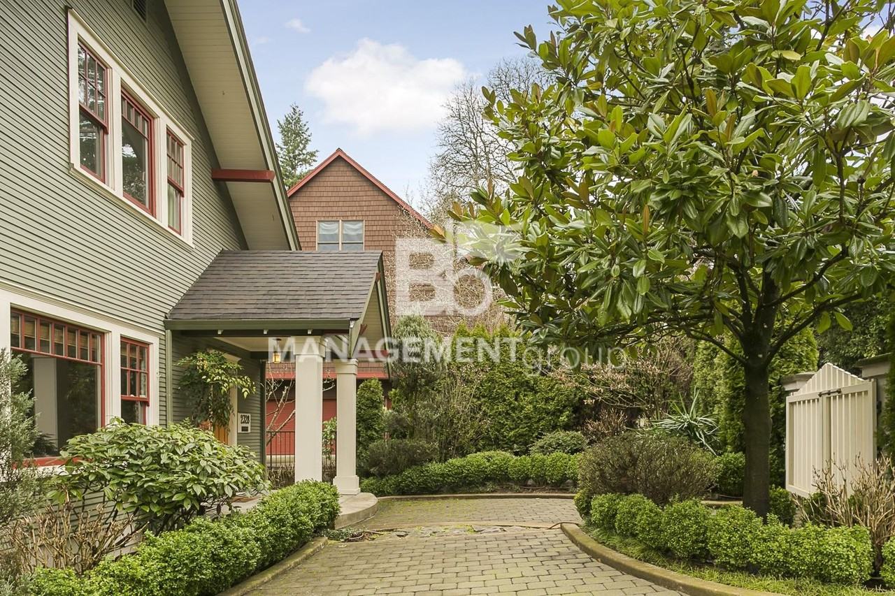 2328 Sw Broadway Dr - Photo 4 of 34