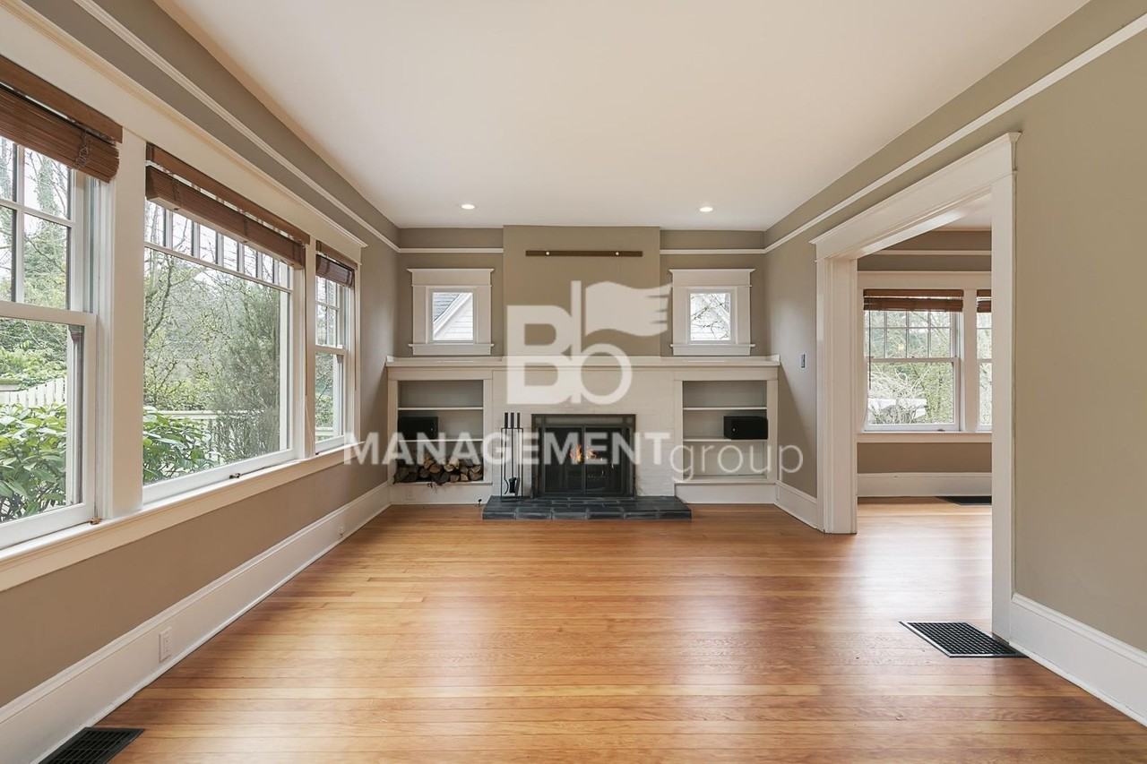 2328 Sw Broadway Dr - Photo 6 of 34