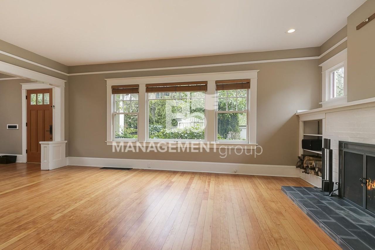 2328 Sw Broadway Dr - Photo 7 of 34